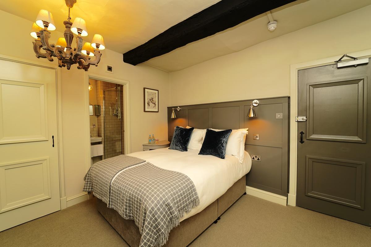 The Bull Hotel Fairford Exterior photo